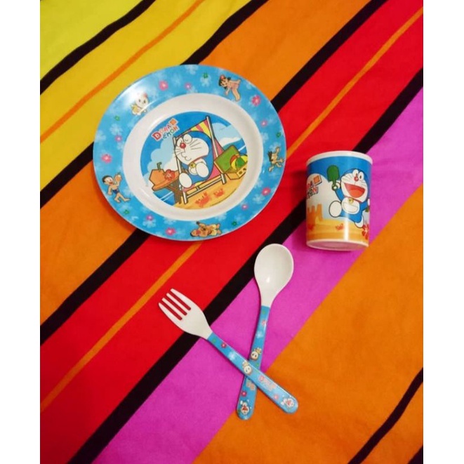 piring makan set doraemon