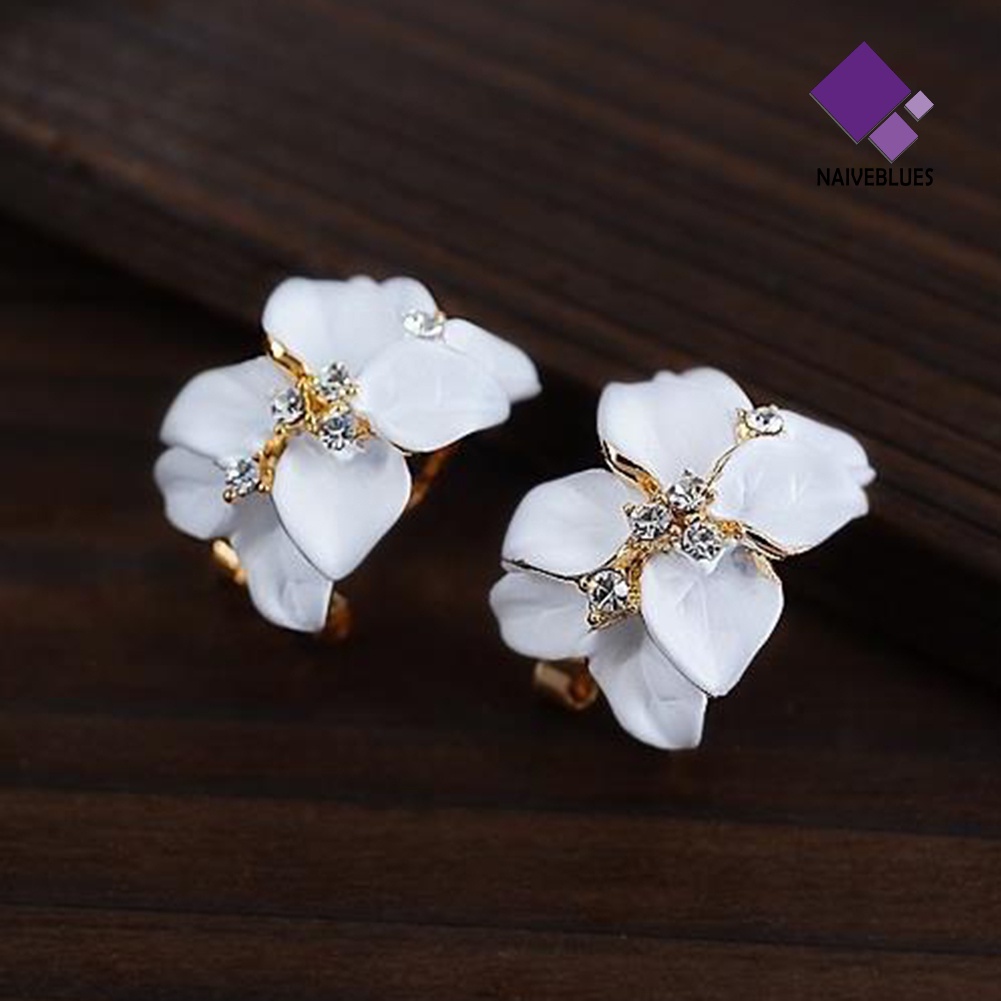 Anting Bentuk Bunga Gardenia Aksen Berlian Imitasi Untuk Wanita