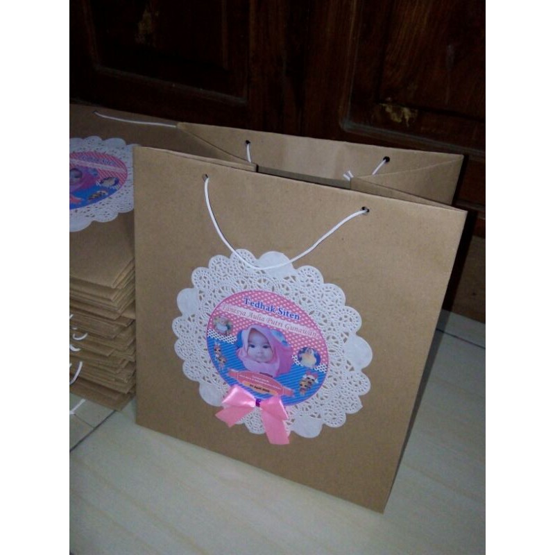 

Paperbag ultah custom ukuran 23x18x27cm muat kotak bento bersekat dan snack.
