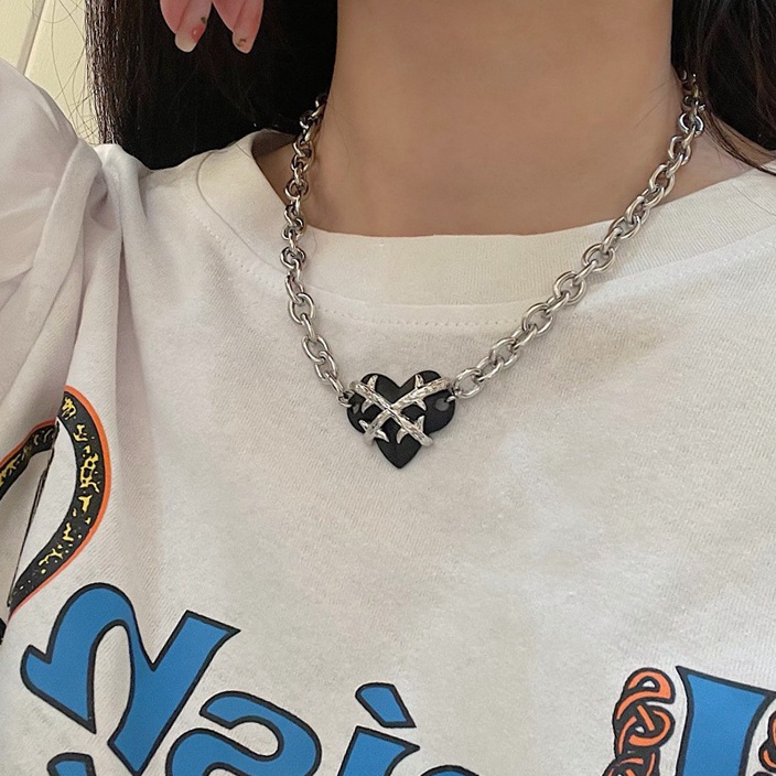 Kalung Rantai Choker Liontin Hati Bahan Titanium Steel Tebal Warna Hitam Gaya Punk Untuk Wanita