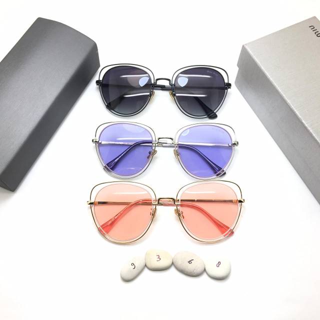 Kacamata Hitam Wanita Miu Miu 9368