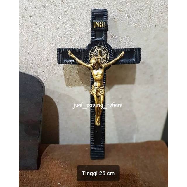 Salib Dinding Benediktus Yesus Resin 25 Cm terlaris
