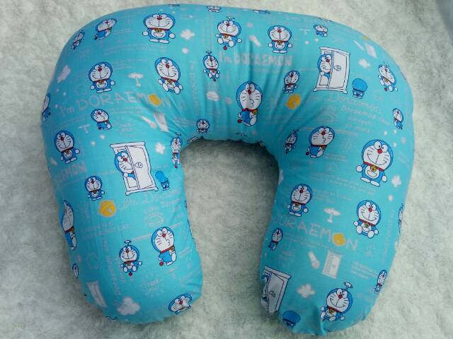 Bantal menyusui doraemon