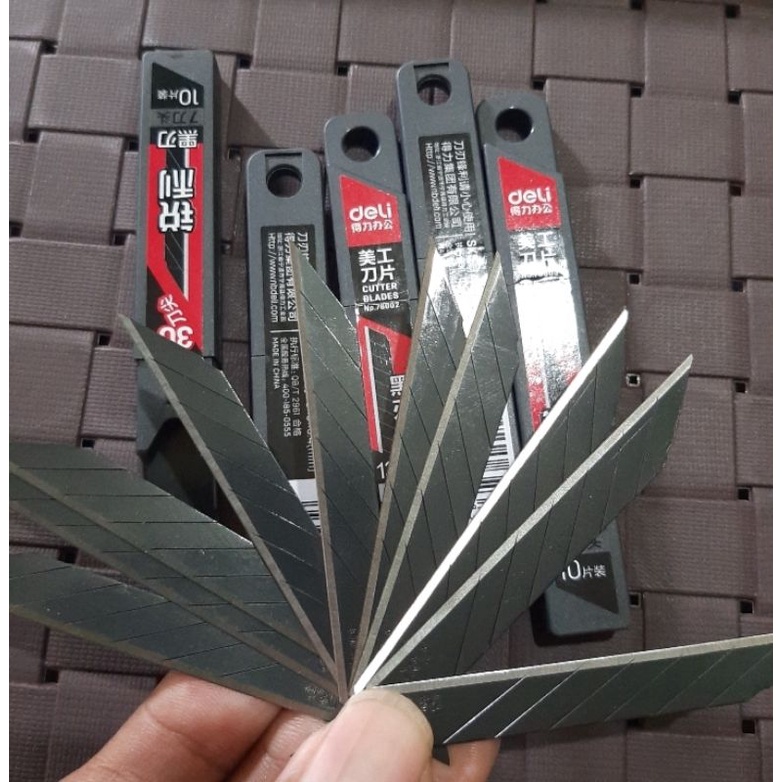 

DELI Isi Cutter Black Blade 30 Derajat (1pack = 10 pcs)