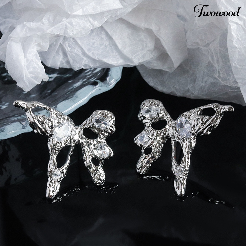 1 Pasang Anting Stud Desain Kupu-Kupu Aksen Berlian Imitasi Model Hollow Bahan Metal Untuk Aksesoris