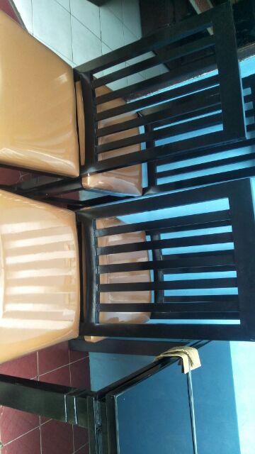 Meja Makan 4 Kursi Kayu Mahoni Dengan Kaca Bening 5 Mm