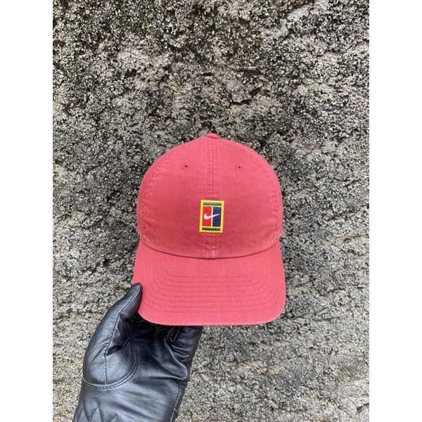topi nike court