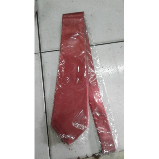 Dasi merah polos
