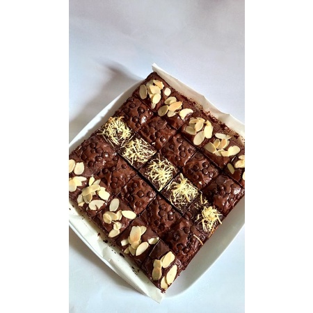 

FUDGY BROWNIES LARGE