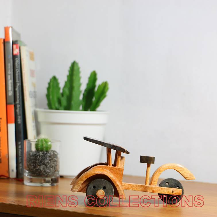 RIENS COLLECTIONS. MINIATUR DIECAST PAJANGAN BECAK KAYU UKURAN 16X9X8 CM