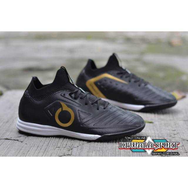 Sepatu Futsal Ortuseight Forte Valkyrie FG Black Gold