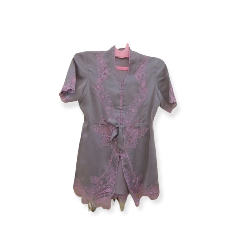 kebaya abu-abu