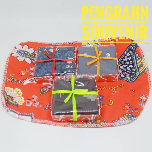  Souvenir  Pernikahan  Saputangan kemasan box motif batik 