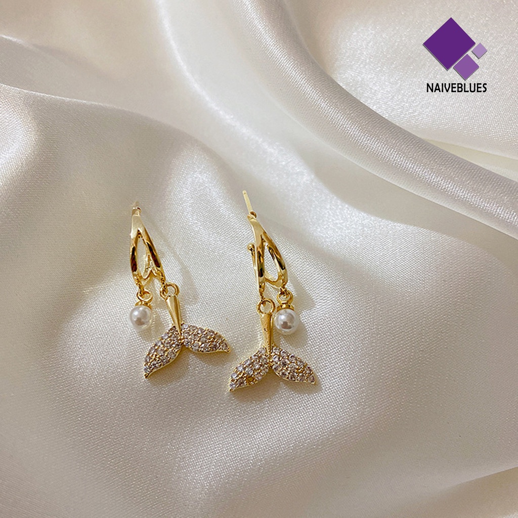 1 Pasang Anting Juntai Bentuk Ekor Ikan Aksen Mutiara Bahan Alloy Gaya Vintage