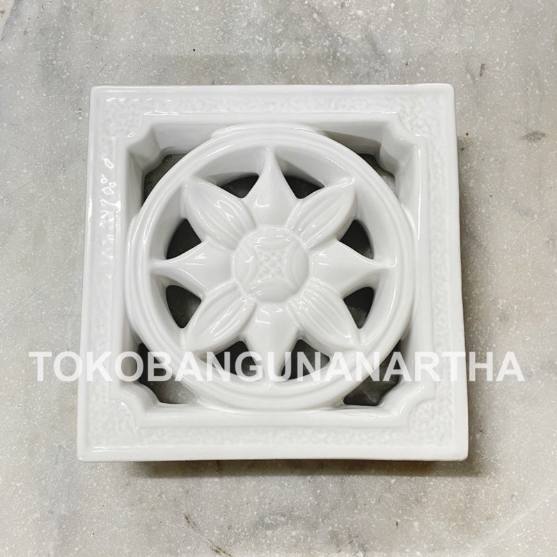 Loster / Roster Lubang Angin Keramik Bunga 20 x 20 cm