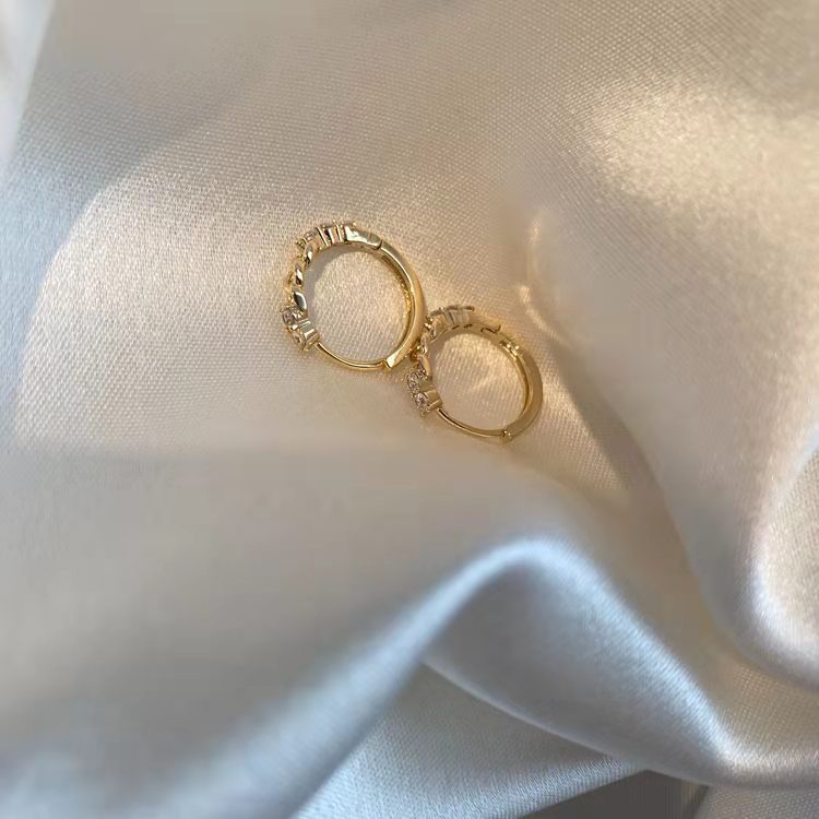 Anting Hoop Mini Aksen Berlian Untuk Wanita