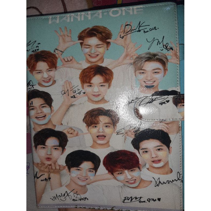 

Binder ukuran B5 Wanna One