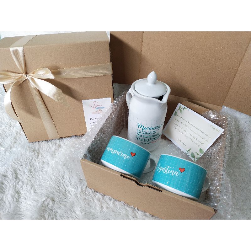 Hampers Pernikahan Kado Pernikahan Unik Set Teko Cangkir Custom Text-Text1