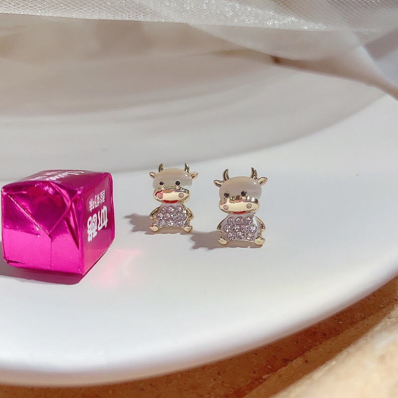 Anting Tusuk Desain Hewan Tauraus Hias Batu Zircon Warna Emas Untuk Wanita