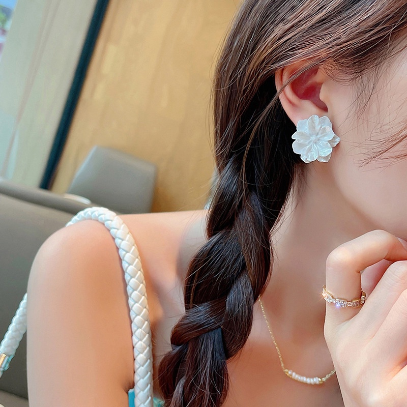 Anting Stud Desain Bunga Putih Gaya Korea Minimalis Elegan Untuk Wanita