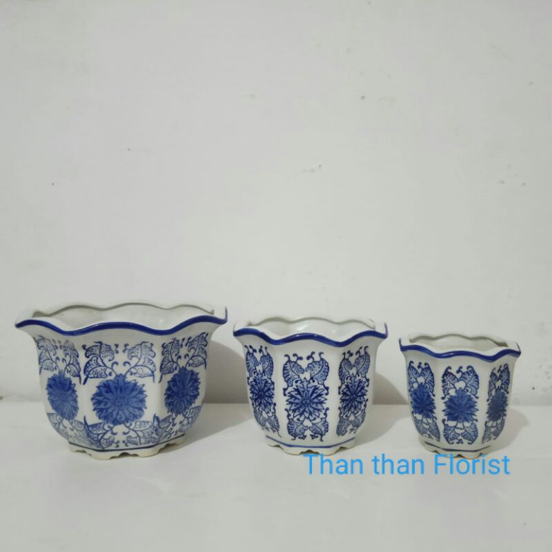 POT KERAMIK  IMPOR MOTIF BUNGA BIRU PUTIH/WARNA