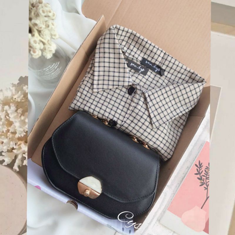 

Gift Box Tas + Kemeja Velvet