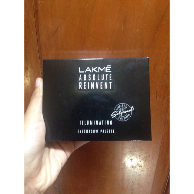 Lakme Absolute Reinvent eyeshadow .