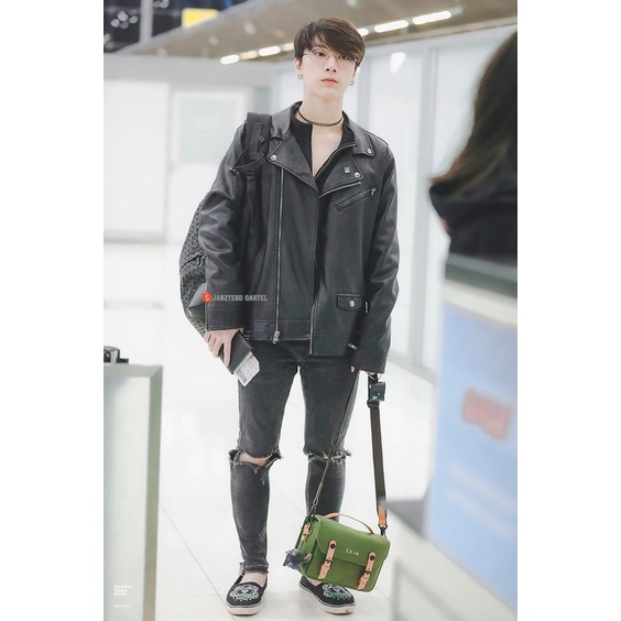 JNK x JOHNY - Jaket Oversize Kulit Sintetis Pria Korea KPOP Style Ten NCT WAYV Faux Synthetic Leather Premium Original Cowok Laki Laki Klovers Outfit Mens Elegan Vintage Ramones Rock N Roll Big Size Branded Trendy Motor Acara Pesta Dinner Santai Terbaru