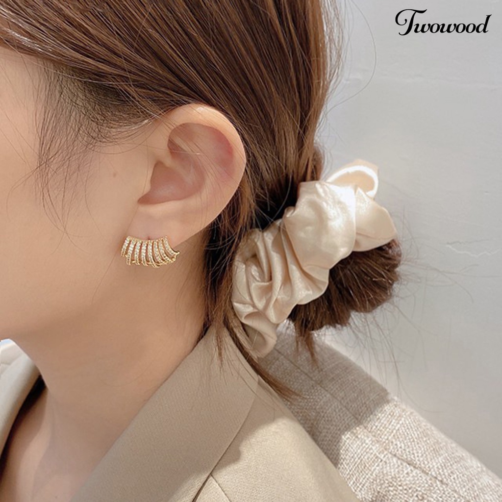 1 Pasang Anting Berlian Imitasi Model Hollow Out Warna Emas Untuk Wanita