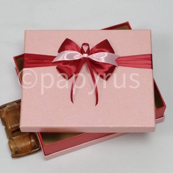 

PAPYRUS Sandwich 22,5x27,5 Tinggi 8cm Kotak Kado Gift Box Hadiah Pita B