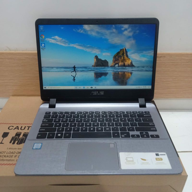 Laptop Asus Vivobook A407U Ram 4GB/HDD 1TB Vga Ultra HD 620 Windows 10 Desain body slim