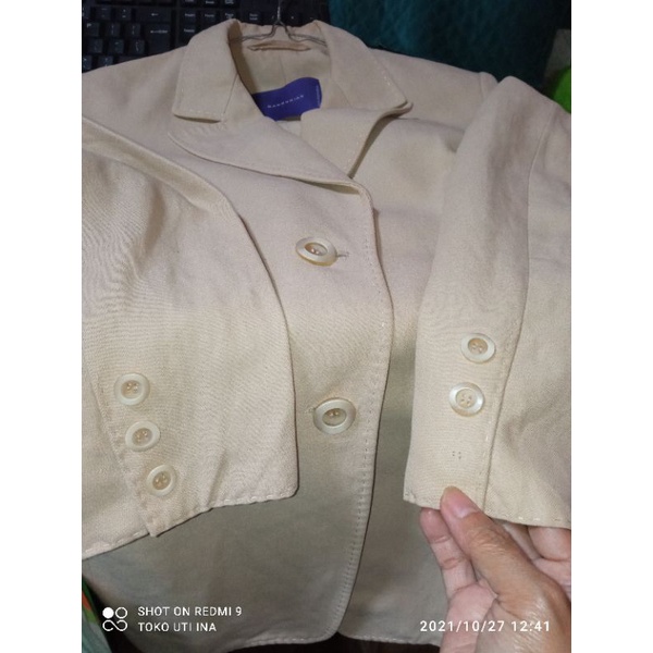 Preloved_Jas_Wanita_Warna_Coklat_Muda_Merk_MANOUKIAN