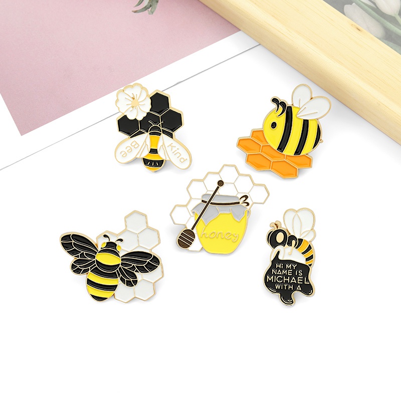 Set Bros Pin Enamel Bentuk Kartun Lebah Kuning Untuk Dekorasi Pakaian Wanita