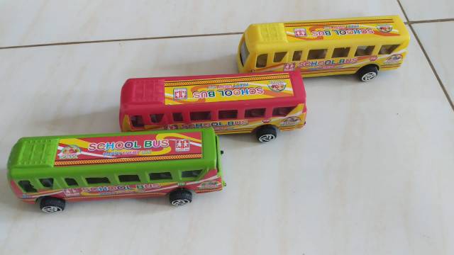 Bus lumayan panjang mirip bus tayo bis tayo warna panjang sekitar 12cm