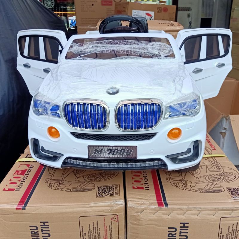 mobil aki BMW m7988