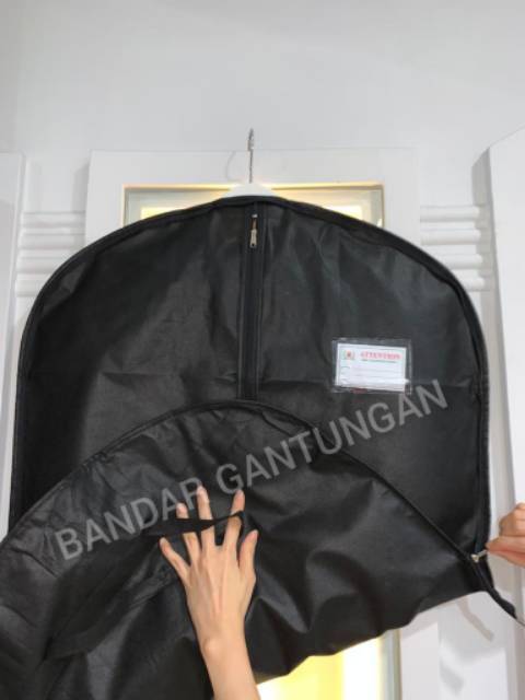 Cover Jas Bahan Kain Warna Hitam/Pelindung Baju Dari Debu/Pembungkus Baju Gantung(BH)