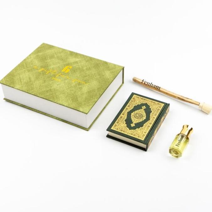 

HAMPERS ESSENTIAL BOX KADO PERNIKAHAN MUSLIM GIFT SET AL QURAN PARFUME FGBV61352