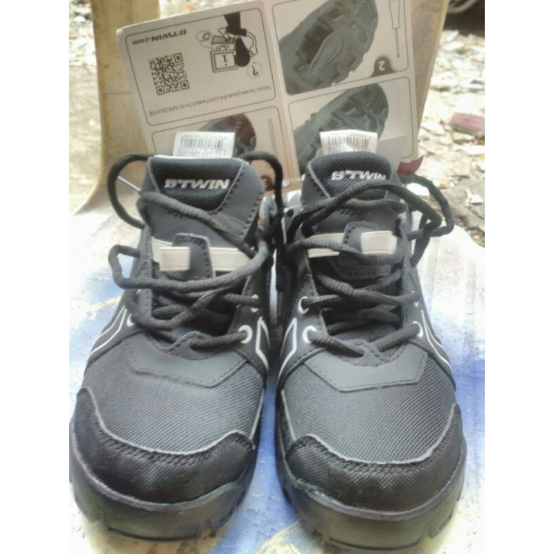 sepatu sepeda gunung btwin size 39