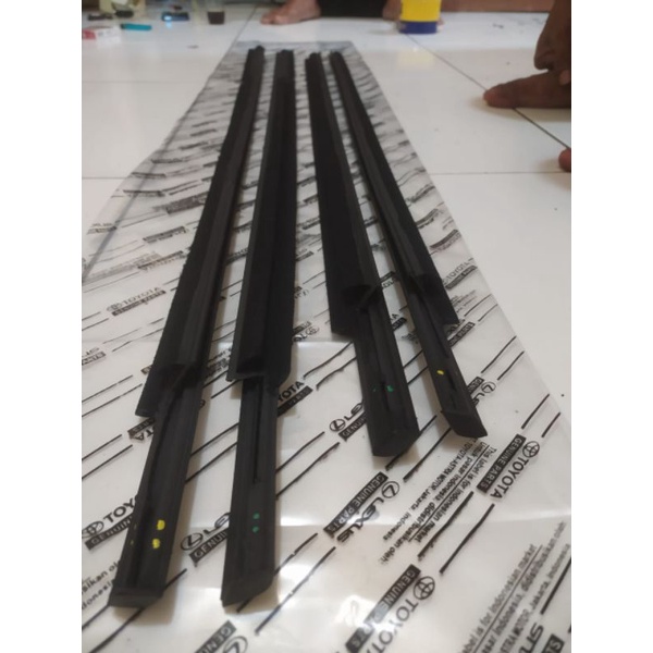 Watersrip Pelipit Kaca Innova Lama Hitam Original 2005 sampai 2015
