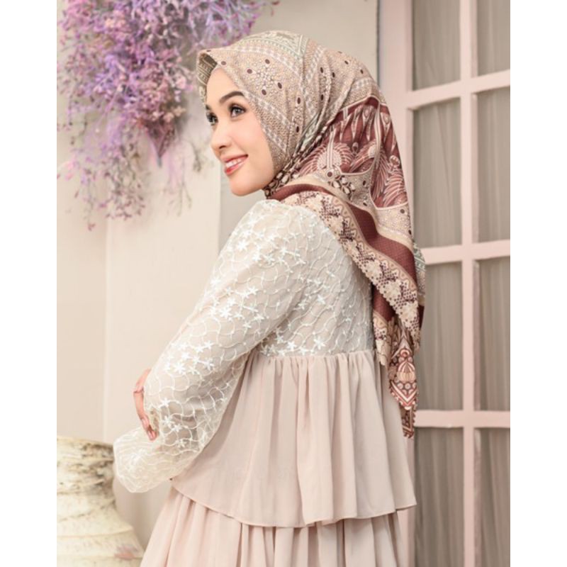 WEARING KLAMBY JULANG SCARF TOPKAPI