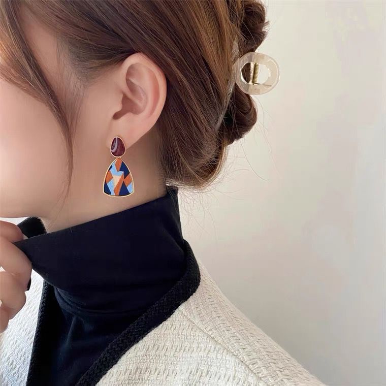 Anting Segitiga Geometris Motif Kotak burgundy Vintage Untuk Wanita Aksesoris Telinga Korea