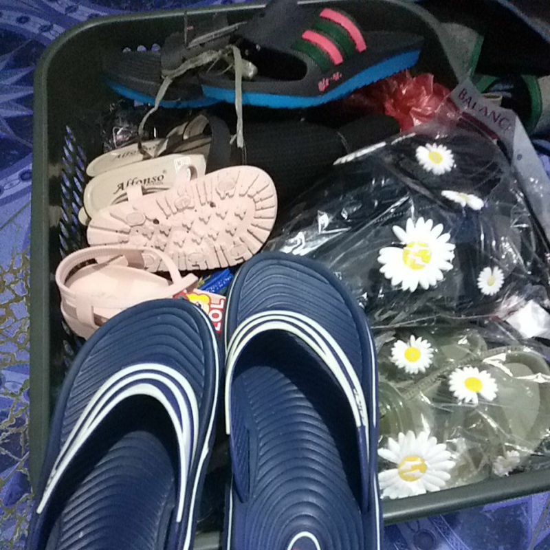 sandal wanita pria dan anak ada