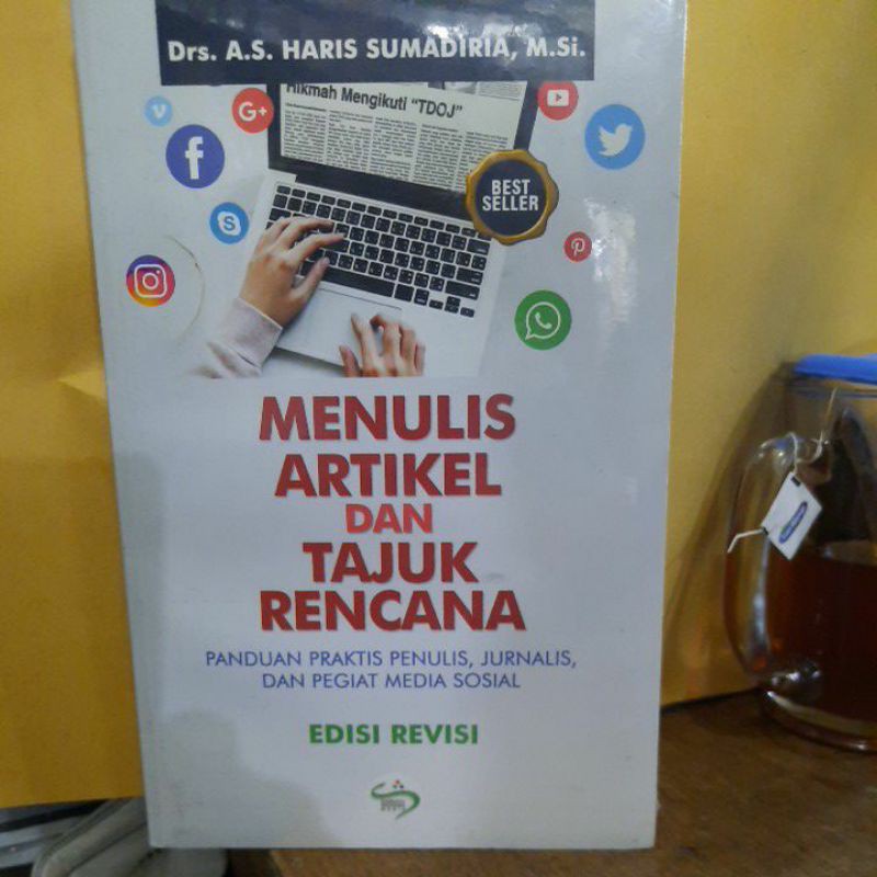Menulis artikel dan tajuk rencana.