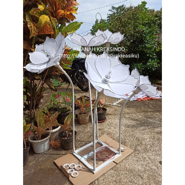 DEKORASI PESTA PERNIKAHAN BUNGA HIAS LAMPU DEKORASI