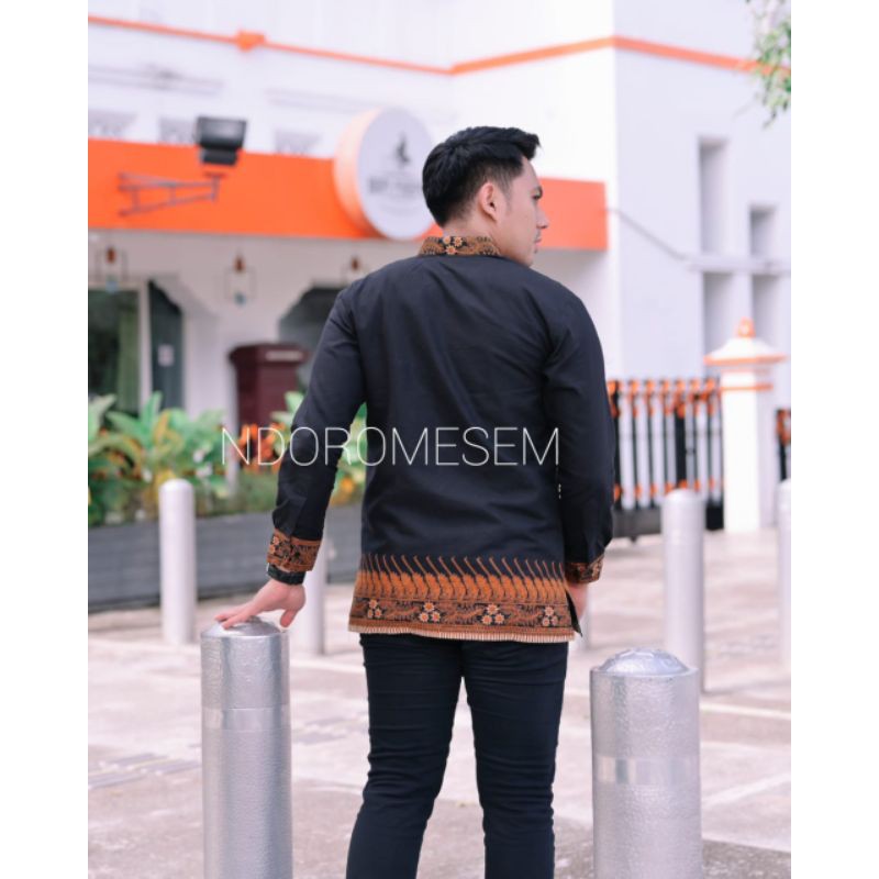 Kemeja Batik PREMIUM Warna Hitam Batik Exclusive NdoroMesem Bahan Katun Baturaden Reguler Fit B112