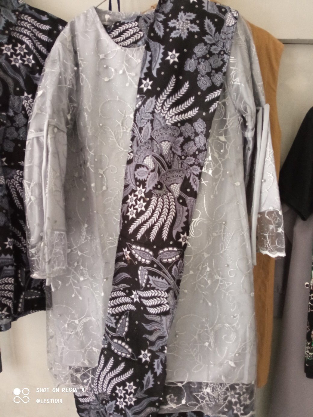 Ada Anak - Shopashop Solo Batik Kebaya Couple Carisa Selendang Brukat Tille Mutiara