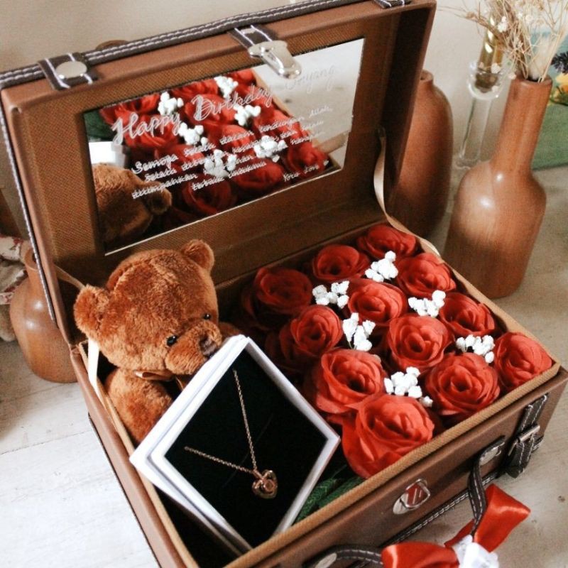 Jual Hadiah Romantis Unik Koper Dengan Kalung 100 Bahasa Cinta Bunga Mawar Rose Box Ulang Tahun 4936