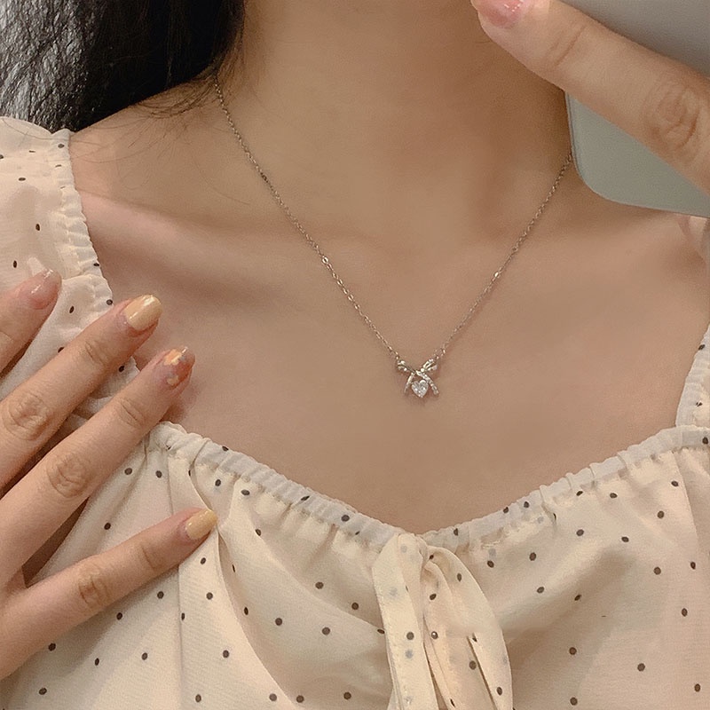 Kalung Rantai Liontin Hati Aksen Kristal Warna Silver Untuk Wanita