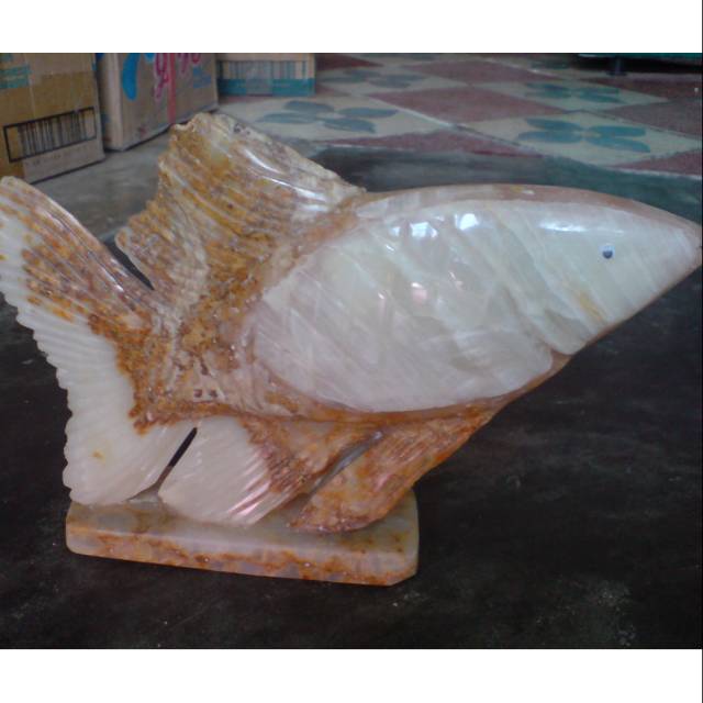 Patung ikan bahan onyx khas Tulungagung