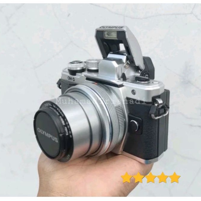 Camera Kamera Mirrorless Olympus OMD EM10 Lensa 14-42mm Mark II Silver Mulus Murah